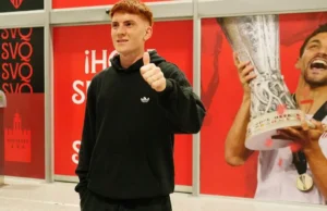 Valentín Barco en su llegada a Sevilla