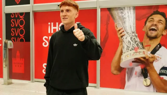 Valentín Barco en su llegada a Sevilla