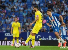 Raúl Albiol controla un balón en un duelo de LaLiga EA Sports con el Villarreal CF