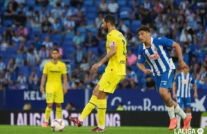Raúl Albiol controla un balón en un duelo de LaLiga EA Sports con el Villarreal CF