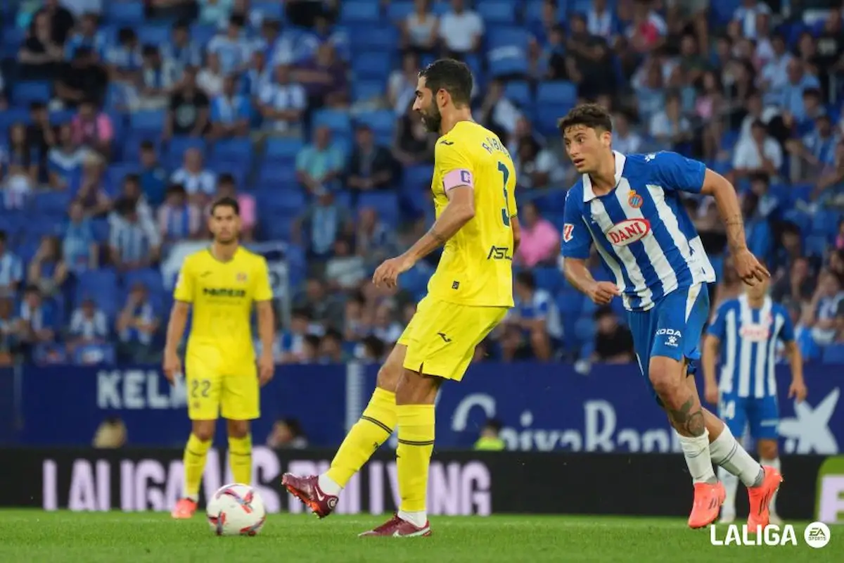 Raúl Albiol controla un balón en un duelo de LaLiga EA Sports con el Villarreal CF