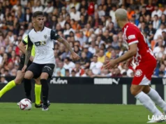 Barrenechea controla un balón en un duelo del Valencia en LaLiga EA Sports