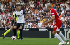 Barrenechea controla un balón en un duelo del Valencia en LaLiga EA Sports