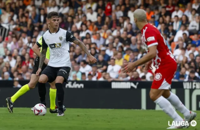Barrenechea controla un balón en un duelo del Valencia en LaLiga EA Sports