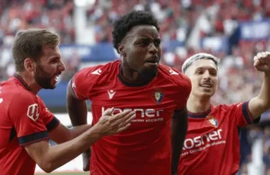 Boyomo celebra un gol de Osasuna en LaLiga EA Sports