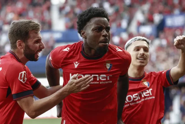 Boyomo Osasuna Boyomo celebra un gol de Osasuna en LaLiga EA Sports