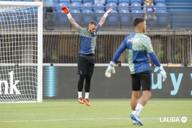 Cillessen, en un calentamiento con Las Palmas previo a un encuentro de LaLiga EA Sports