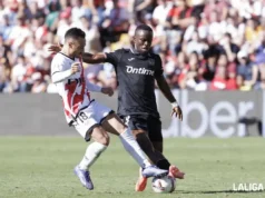 Cissé pelea un balón en un duelo de LaLiga EA Sports con el CD Leganés