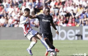 Cissé pelea un balón en un duelo de LaLiga EA Sports con el CD Leganés