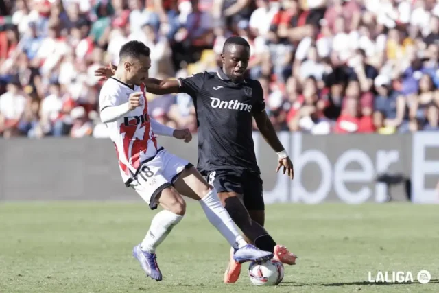 Cissé pelea un balón en un duelo de LaLiga EA Sports con el CD Leganés