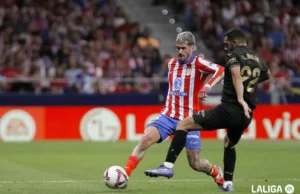 De Paul controla un balón en un encuentro de LaLiga EA Sports con el Atlético