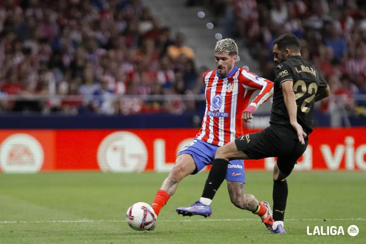 De Paul controla un balón en un encuentro de LaLiga EA Sports con el Atlético