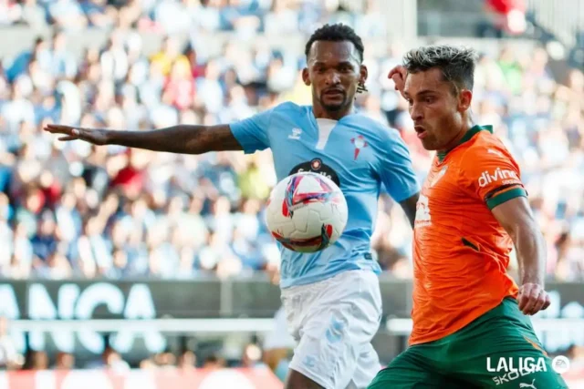 Jailson disputa un balón con Hugo Duro en un encuentro de LaLiga EA Sports