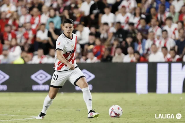 James Rodríguez controla un balón en un encuentro de LaLiga EA Sports