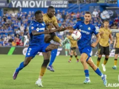 Sadiq lucha por un balón en un duelo de LaLiga ante el Getafe CF
