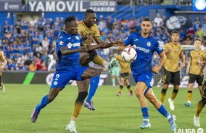 Sadiq lucha por un balón en un duelo de LaLiga ante el Getafe CF