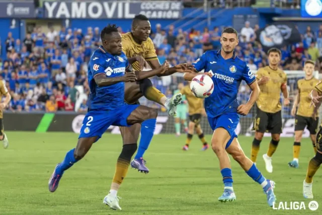 Sadiq lucha por un balón en un duelo de LaLiga ante el Getafe CF