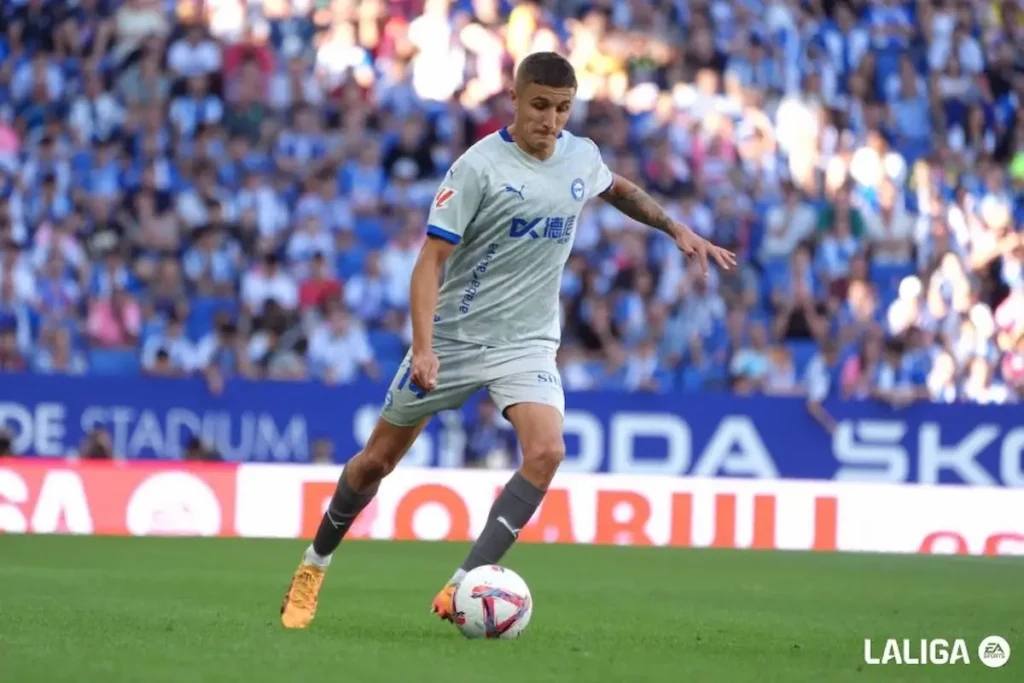 Tenaglia controla un balón en un encuentro de LaLiga EA Sports con el Alavés