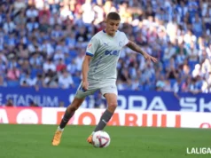 Tenaglia controla un balón en un encuentro de LaLiga EA Sports con el Alavés