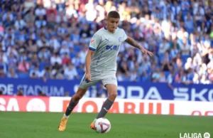 Tenaglia controla un balón en un encuentro de LaLiga EA Sports con el Alavés