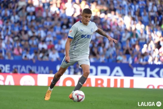 Tenaglia controla un balón en un encuentro de LaLiga EA Sports con el Alavés