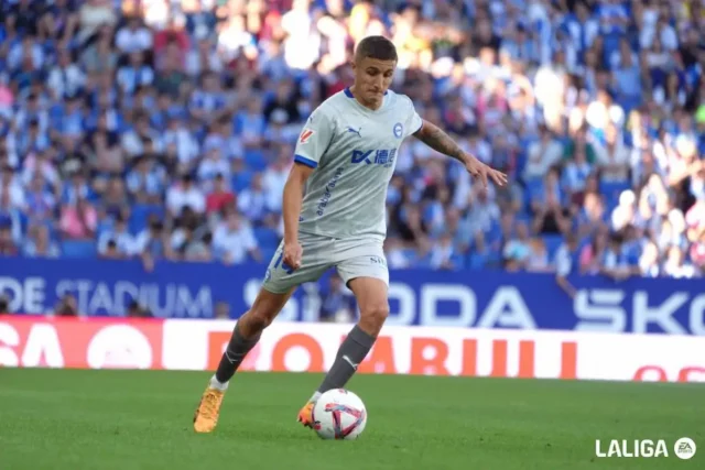 Tenaglia controla un balón en un encuentro de LaLiga EA Sports con el Alavés