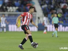 Dani Vivian controla el balón en un encuentro de LaLiga con el Athletic