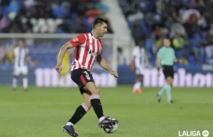 Dani Vivian controla el balón en un encuentro de LaLiga con el Athletic