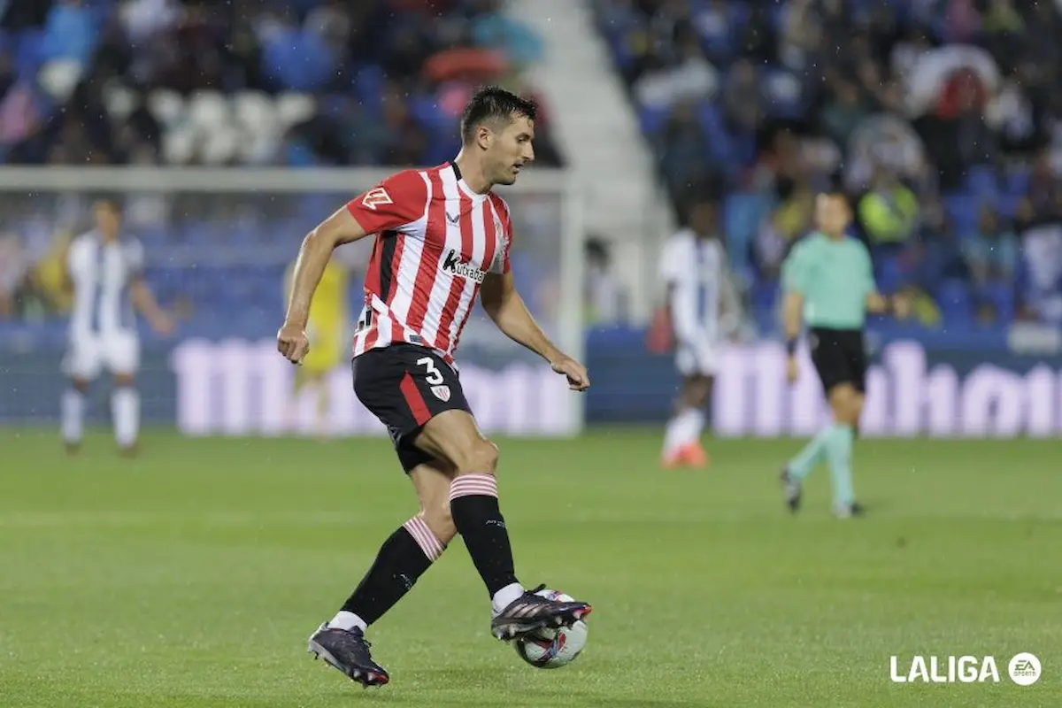 Dani Vivian controla el balón en un encuentro de LaLiga con el Athletic