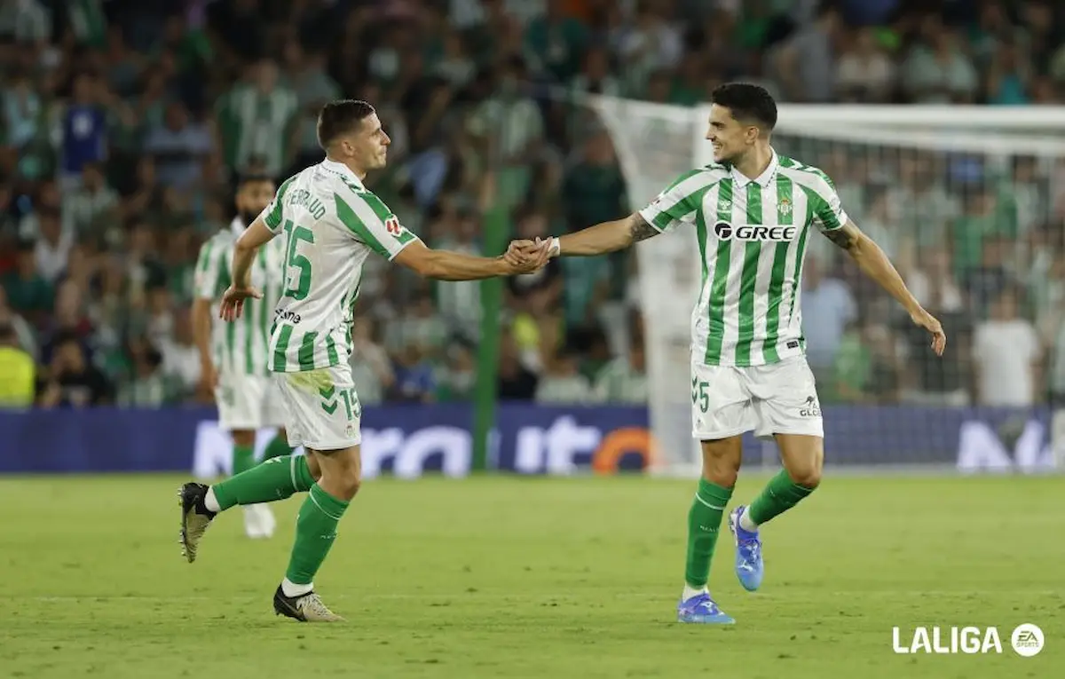 Marc Bartra celebra un gol con el Betis en LaLiga EA Sports