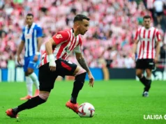 Álex Berenguer controla un balón en un encuentro con el Athletic Club