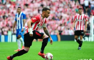 Álex Berenguer controla un balón en un encuentro con el Athletic Club