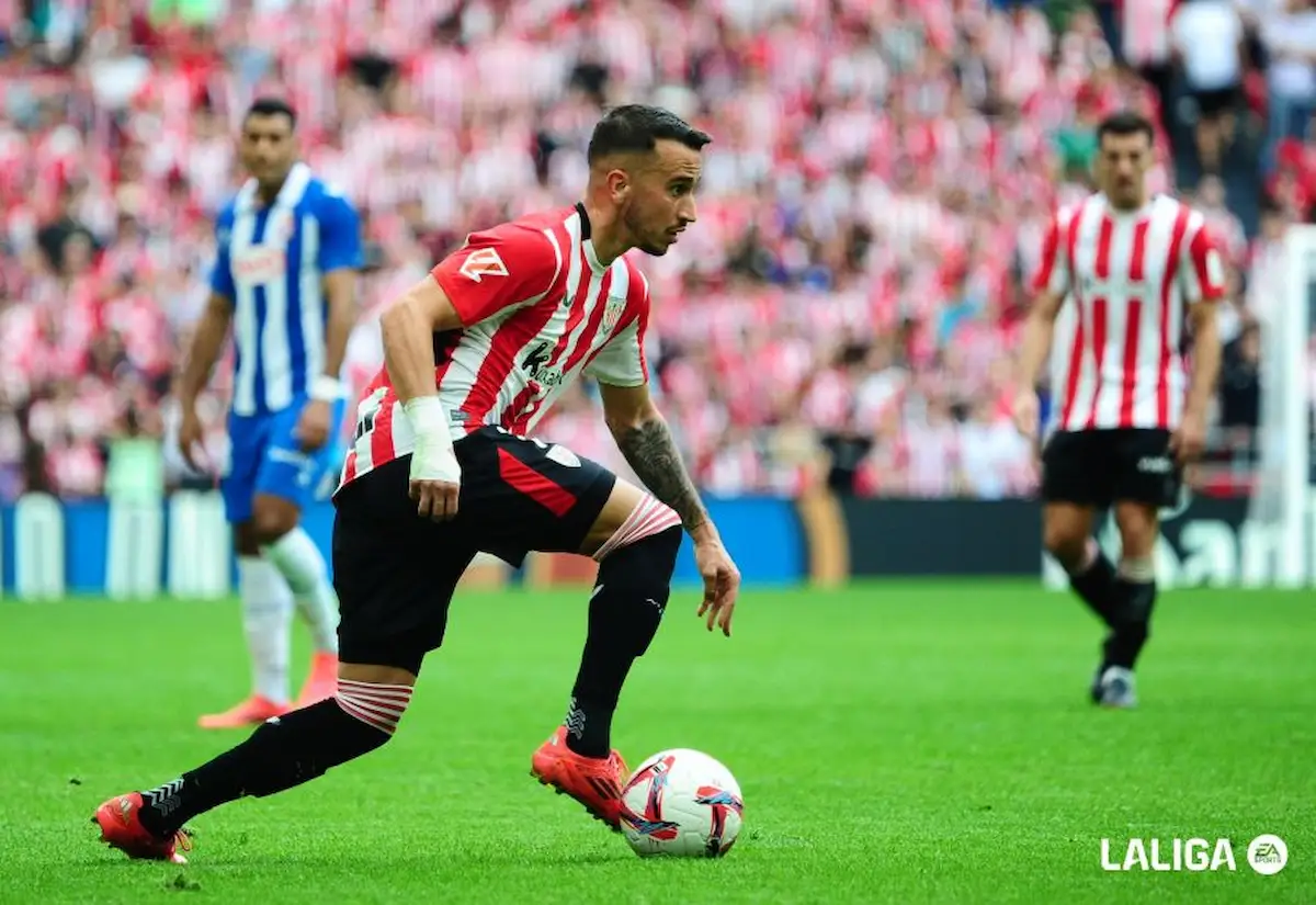 Álex Berenguer controla un balón en un encuentro con el Athletic Club
