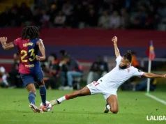 Ejuke pelea por un balón en LaLiga EA Sports ante el FC Barcelona