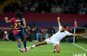 Ejuke pelea por un balón en LaLiga EA Sports ante el FC Barcelona
