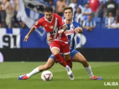 Embarba protege un balón ante el Espanyol en un encuentro de LaLiga EA Sports