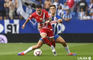 Embarba protege un balón ante el Espanyol en un encuentro de LaLiga EA Sports
