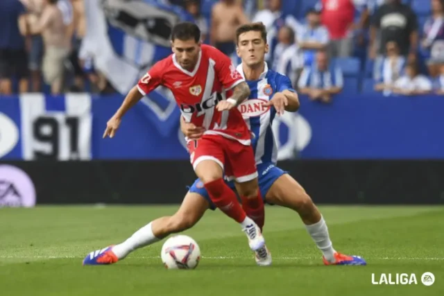 Embarba Rayo Embarba protege un balón ante el Espanyol en un encuentro de LaLiga EA Sports