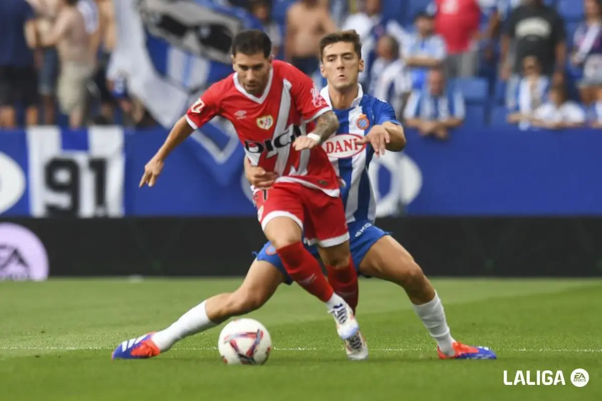 Embarba protege un balón ante el Espanyol en un encuentro de LaLiga EA Sports