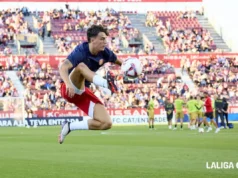 Alejandro Francés controla un balón en un calentamiento de un duelo de LaLiga EA Sports