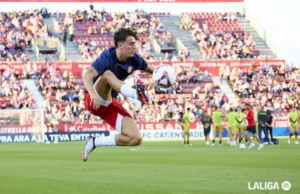 Alejandro Francés controla un balón en un calentamiento de un duelo de LaLiga EA Sports