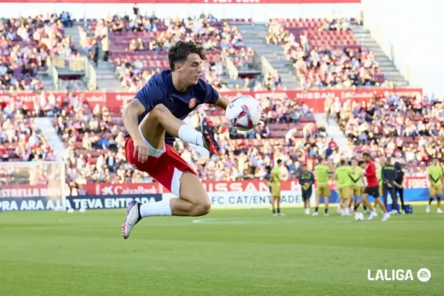 Alejandro Francés controla un balón en un calentamiento de un duelo de LaLiga EA Sports