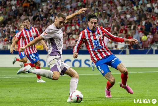 Giménez, en una acción defensiva ante el Girona en LaLiga EA Sports