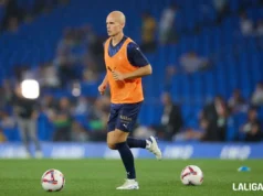 Jon Guridi, calentando en un duelo del Alavés en LaLiga EA Sports