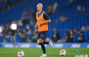 Jon Guridi, calentando en un duelo del Alavés en LaLiga EA Sports