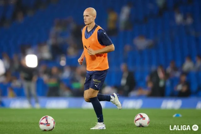Jon Guridi, calentando en un duelo del Alavés en LaLiga EA Sports