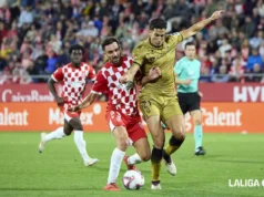 Iván Martín pelea por un balón en un encuentro de LaLiga EA Sports