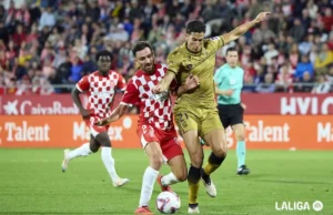 Iván Martín pelea por un balón en un encuentro de LaLiga EA Sports