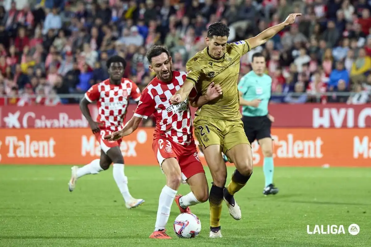 Iván Martín pelea por un balón en un encuentro de LaLiga EA Sports