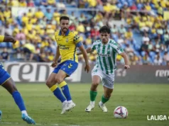Johnny Cardoso defiende un balón con el Real Betis Balompié